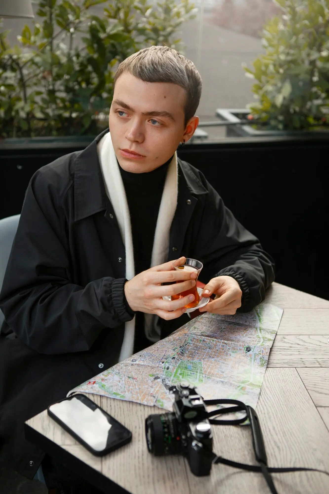 Турист-мужчина сверяется с картой во время перерыва на чай.